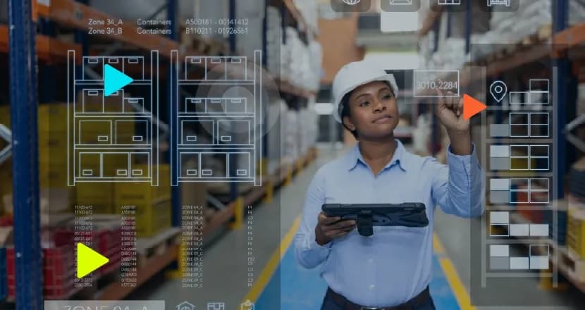 Gestora logística com capacete e tablet em galpão interage com painel holográfico de estoque, ilustrando a automação inteligente.
