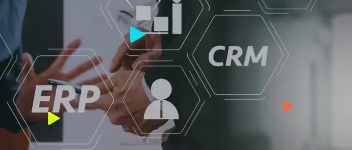 Ilustração sobre ERP e CRM em ambiente empresarial.