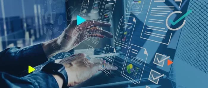 Pessoa trabalhando com documentos digitais no computador