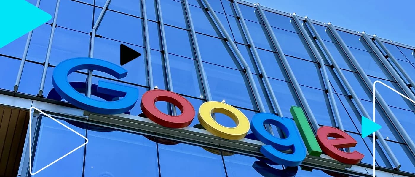 Letreiro colorido do Google na fachada de vidro de um prédio