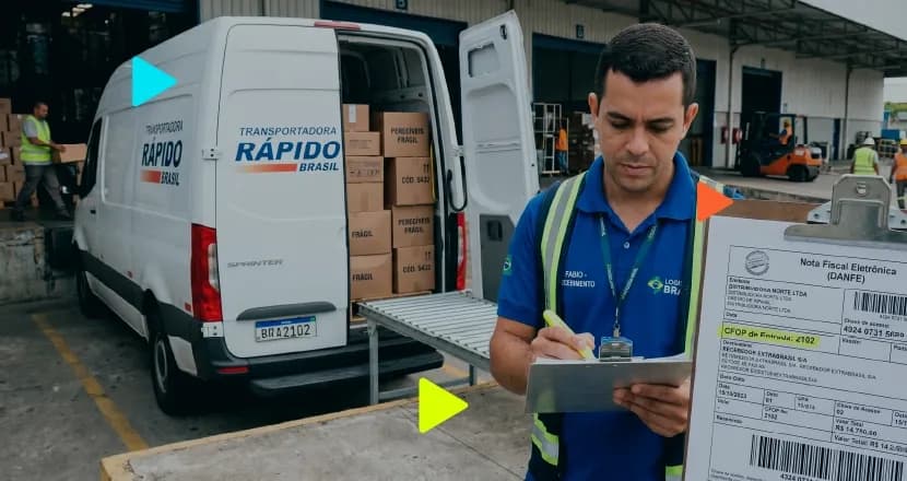 Entregador realizando conferência de entrega