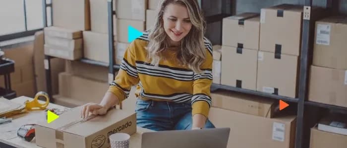 Mulher sorridente trabalhando em escritório moderno
