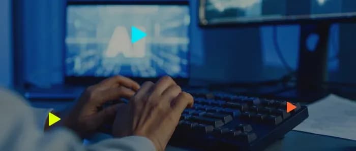 Pessoa digitando em um teclado com tela de tecnologia ao fundo