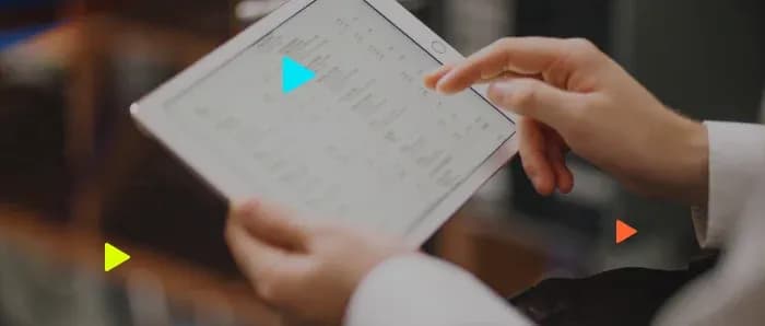 Pessoa usando tablet com gráficos e dados