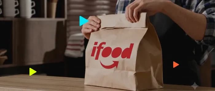 Sacola de entrega do iFood sendo aberta.